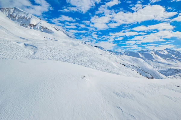 Besneeuwde Bergtoppen Met Ski Tracks Fel Zonlicht — Stockfoto