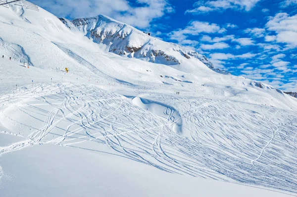 Besneeuwde Bergtoppen Met Ski Tracks Fel Zonlicht — Stockfoto