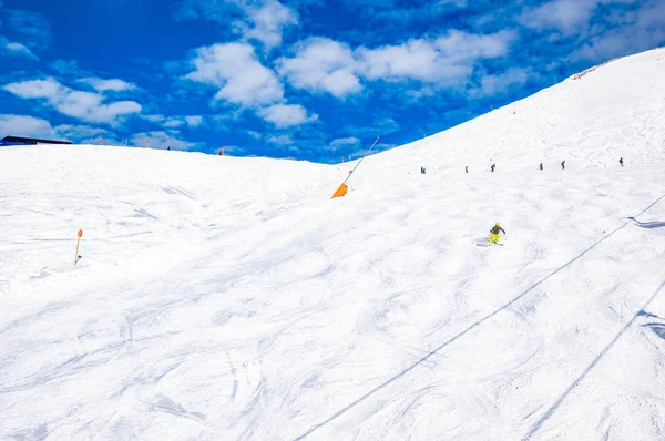 Verschneite Berglandschaft Mit Skifahrern Sonnenlicht — Stockfoto