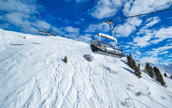 Skiliften Van Het Besneeuwde Berglandschap Fel Zonlicht — Stockfoto