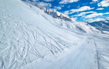 Avusturya 'nın batısındaki Tyrol' da Alpler 'deki Patscherkofel dağı ve kayak alanı.
