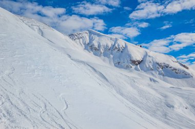 Avusturya 'nın batısındaki Tyrol' da Alpler 'deki Patscherkofel dağı ve kayak alanı.