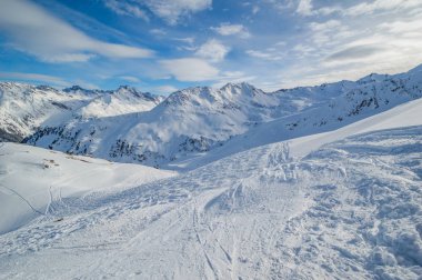 Avusturya 'nın batısındaki Tyrol' da Alpler 'deki Patscherkofel dağı ve kayak alanı.