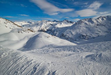 Avusturya 'nın batısındaki Tyrol' da Alpler 'deki Patscherkofel dağı ve kayak alanı.