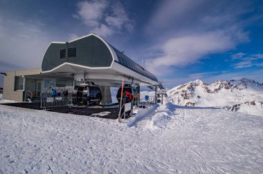 Avusturya 'nın batısındaki Tyrol' da Alpler 'deki Patscherkofel dağı ve kayak alanı.