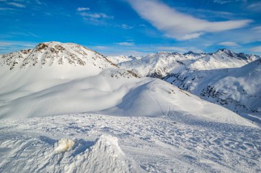 Avusturya 'nın batısındaki Tyrol' da Alpler 'deki Patscherkofel dağı ve kayak alanı.