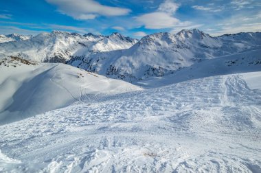Avusturya 'nın batısındaki Tyrol' da Alpler 'deki Patscherkofel dağı ve kayak alanı.