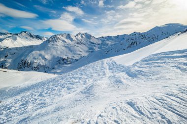 Avusturya 'nın batısındaki Tyrol' da Alpler 'deki Patscherkofel dağı ve kayak alanı.