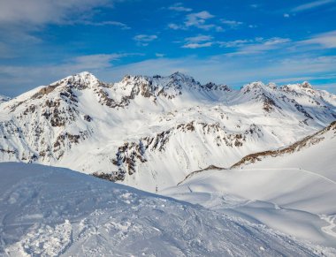 Avusturya 'nın batısındaki Tyrol' da Alpler 'deki Patscherkofel dağı ve kayak alanı.