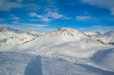 Avusturya 'nın batısındaki Tyrol' da Alpler 'deki Patscherkofel dağı ve kayak alanı.