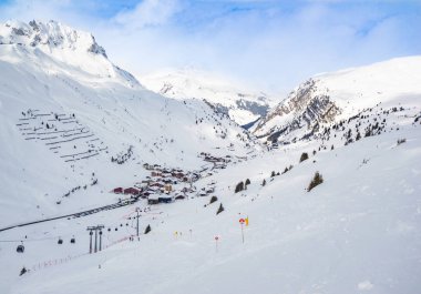 Avusturya 'nın batısındaki Tyrol' da Alpler 'deki Patscherkofel dağı ve kayak alanı.