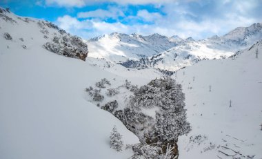 Avusturya 'nın batısındaki Tyrol' da Alpler 'deki Patscherkofel dağı ve kayak alanı.