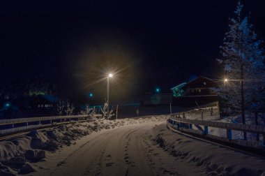 Avustralya kayak merkezindeki karlı dağ manzarası