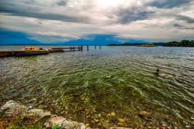 Bavyera Alplerinde Chiemsee Gölü 'ndeki iskele