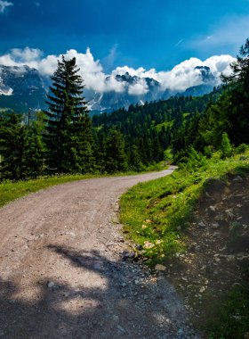 Avusturya Alplerinde küçük dağ yolu