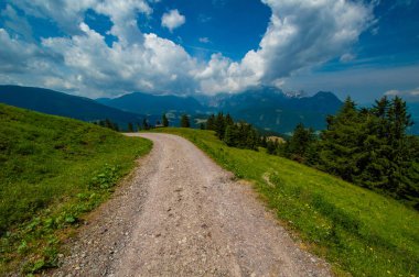 Avusturya Alplerinde küçük dağ yolu