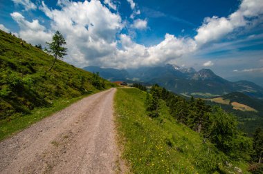 Avusturya Alplerinde küçük dağ yolu