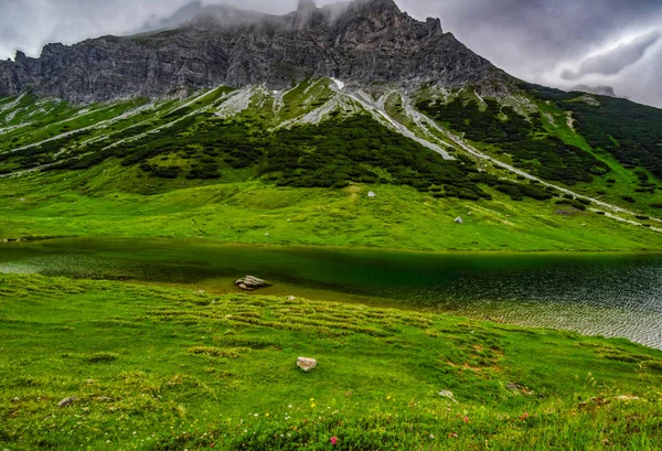 Alpine Landschaft Mit Grünen Wiesen — Stockfoto