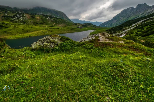 Svěží Zelený Trávník Jezerem Horami Pozadí — Stock fotografie