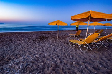 Akdeniz 'in kumlu sahillerinde plaj sandalyeleri