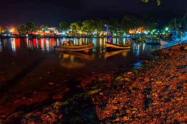Deniz ve sahilin gece manzarası