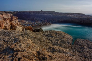 Kayalık sahillerin güzel deniz manzarası