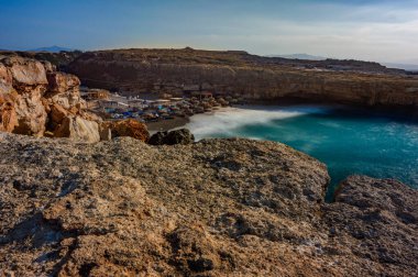 Kayalık sahillerin güzel deniz manzarası