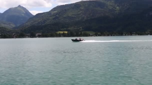 Cruisen Het Meer Tussen Alp Bergen — Stockvideo
