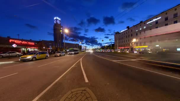 Timelapse bir şehrin merkezi meşgul birleştiği geç akşam Riga, Merkezi, 19 Ekim 2017 at 19:10 — Stok video