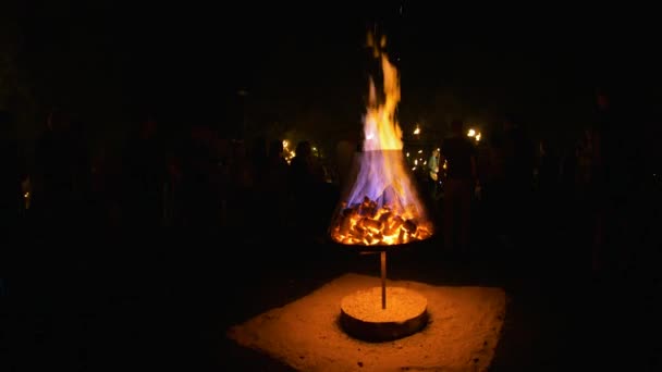Großes loderndes Lagerfeuer bei nächtlichem Feuerfastival gefilmt mit parallalax, riga, agenskalns, 18. August 2017 um 22: 00 — Stockvideo