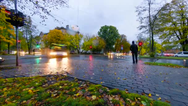 Timelapse of busy crossroad with people and cars passing by on the foreground, Riga, Agenskalns, 10 octubre 2017 at 18: 30 — Vídeo de stock