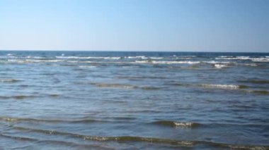 İş kadını telefonda konuşuyor ve sahilde yürüyüş güneş gözlüğü