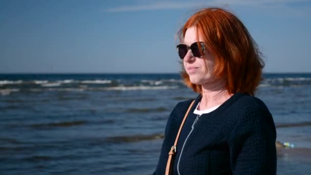 Portrait of busines woman in sunglasses enjoying the sn and the sea — Stock Video