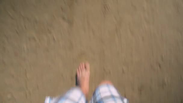 Masculino pies piernas corriendo y terminando de parar en la playa de arena POV disparo — Vídeos de Stock