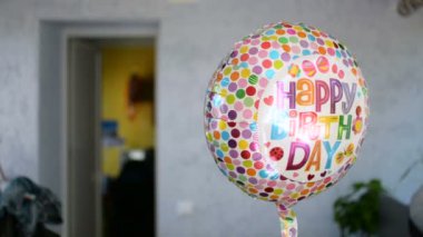Helyum şişme mutlu yıllar balon ile güzel yansımaları yakın çekim