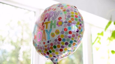 Mutlu Doğum günü parti balon çevresi vibrantly Yazdırılan metin ile yansıtan