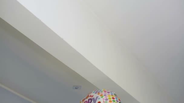 Palloncino colorato vola via e colpisce il soffitto durante la festa di compleanno barty — Video Stock