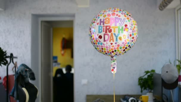 Feliz aniversário festa balão deixado após a festa refletindo texto e girando — Vídeo de Stock