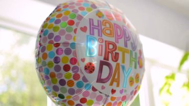 Helyum şişirilmiş balon kutlu metin ışık yansıtan closeup
