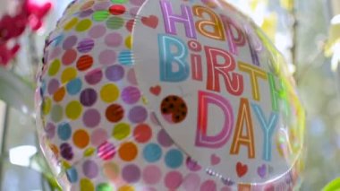 Hızlı bir şekilde yansıtan ışık döner hareketli mutlu yıllar balon Close-up