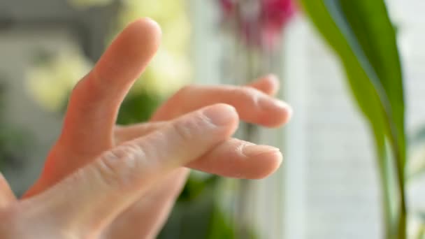Feuchtigkeitsspendende Creme auf dehydrierte, juckende Fingerhaut reiben — Stockvideo