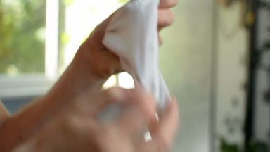 Sağ taraftan beyaz bez cilt koruma eldiven giymiş bir kişinin portre