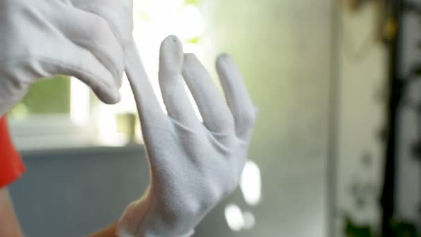 Enlever lentement les gants en tissu après la procédure de soins de santé sur la peau gros plan — Video