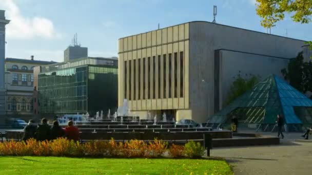 Water fountain in city park timelapse in Riga near Congress hall landmark — Stock Video