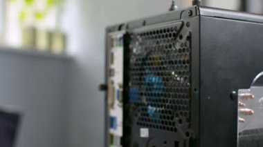 PC kişisel bilgisayar siyah büyük ana el closeup sökülmesi açılış