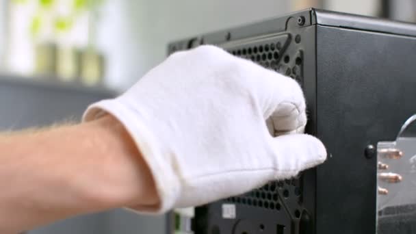 Desaparafusar desmontagem parafuso parafuso pino PC computador pessoal caso mão closeup — Vídeo de Stock