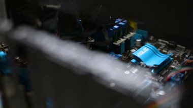 ASUS soğutucu profesyonel tarafından temizlenmektedir Pc kişisel bilgisayar kasasının içinde