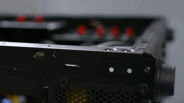 Fokus Rack auf schwarzen PC PC-Gehäuse Nahaufnahme — Stockvideo