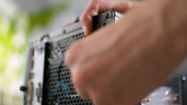 Tighting vida kalın iğne el closeup yukarı montaj pc kişisel bilgisayar kasası