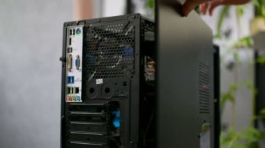 PC kişisel bilgisayar kasasının tamir bakım siyah büyük kapak yerleştirme
